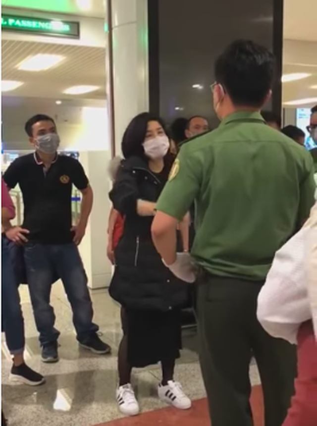 Người Việt từ nước ngoài hồi hương tránh dịch gây “náo loạn” sân bay - 1