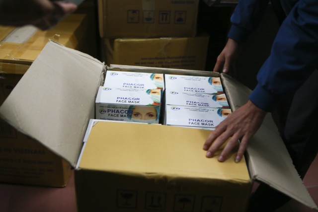 Lô khẩu trang y tế bất thường bị thu giữ khi đang ở trên đường đi tiêu thụ - 6