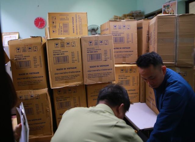 Lô khẩu trang y tế bất thường bị thu giữ khi đang ở trên đường đi tiêu thụ - 5