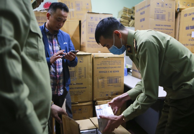 Lô khẩu trang y tế bất thường bị thu giữ khi đang ở trên đường đi tiêu thụ - 3