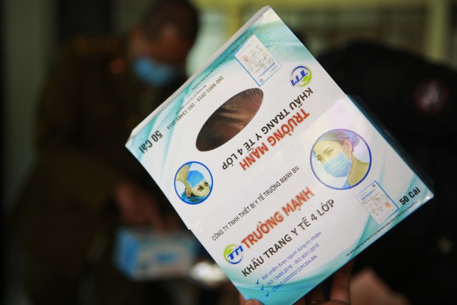 Lô khẩu trang y tế bất thường bị thu giữ khi đang ở trên đường đi tiêu thụ - 7