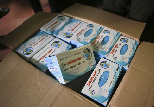 Lô khẩu trang y tế bất thường bị thu giữ khi đang ở trên đường đi tiêu thụ - 2