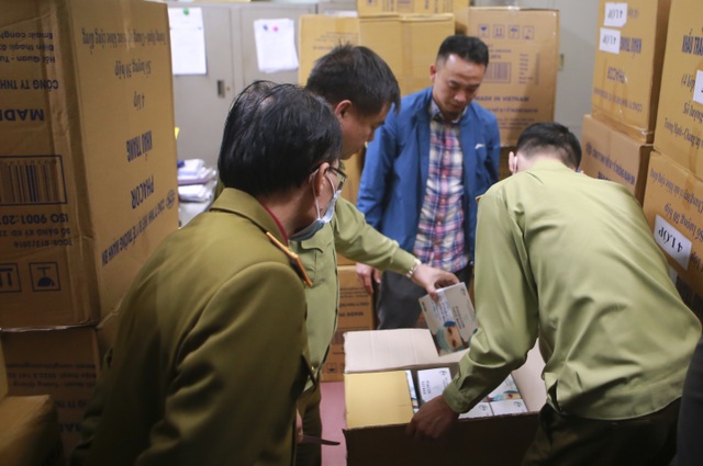 Lô khẩu trang y tế bất thường bị thu giữ khi đang trên đường đi tiêu thụ - 8