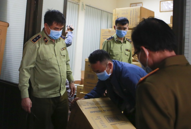 Lô khẩu trang y tế bất thường bị thu giữ khi đang trên đường đi tiêu thụ - 4