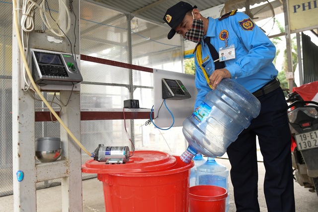 Lập buồng khử khuẩn, dựng vách ngăn bàn ăn chống dịch Covid-19 lây lan - 6 Lập buồng khử khuẩn, dựng vách ngăn bàn ăn chống dịch Covid-19 lây lan - 6