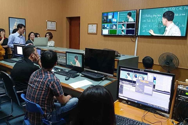 Quảng Ngãi: Ôn thi cho học sinh lớp 12 qua truyền hình - 1 Quảng Ngãi: Ôn thi cho học sinh lớp 12 qua truyền hình - 1