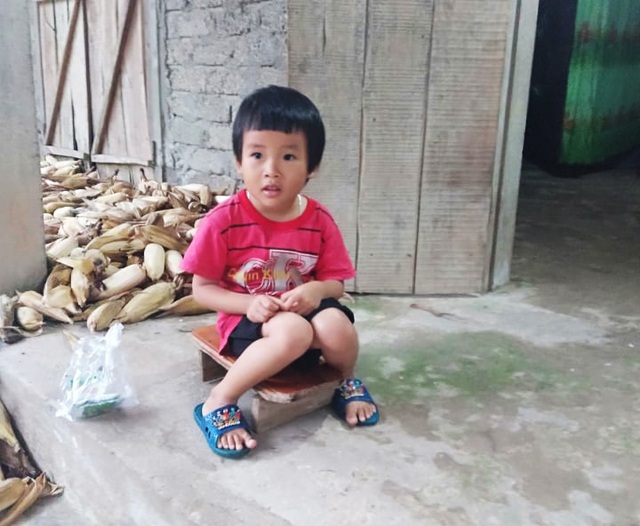 Người đàn ông liệt tứ chi bật khóc thương mẹ già, vợ yếu, con thơ… - 2 Người đàn ông liệt tứ chi bật khóc thương mẹ già, vợ yếu, con thơ… - 2
