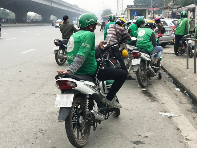 Dịch Covid-19: Cánh xe ôm “đói” khách, đổ xô đi làm shipper - 1 Dịch Covid-19: Cánh xe ôm “đói” khách, đổ xô đi làm shipper - 1