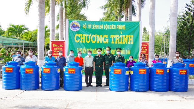 Những tuyến đường vỡ toác như động đất vì khô hạn - 5 Những tuyến đường vỡ toác như động đất vì khô hạn - 5