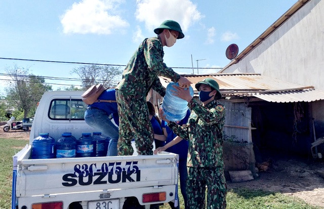 Những tuyến đường vỡ toác như động đất vì khô hạn - 6 Những tuyến đường vỡ toác như động đất vì khô hạn - 6