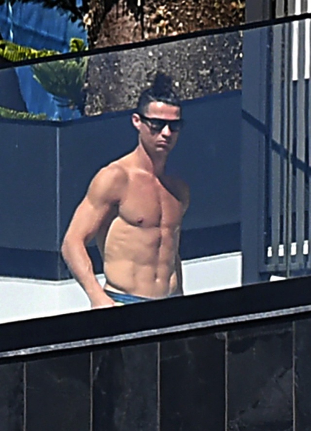 C.Ronaldo khoe thân hình vạm vỡ khi về quê tránh dịch - Ảnh minh hoạ 2