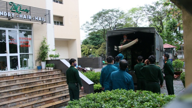 Quân đội vận chuyển nhu yếu phẩm vào khu cách ly 19 tầng ở Pháp Vân - 2 Quân đội vận chuyển nhu yếu phẩm vào khu cách ly 19 tầng ở Pháp Vân - 2