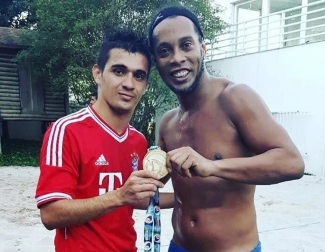 Ronaldinho phải làm nghề mộc, đón sinh nhật trong tù - 1 Ronaldinho phải làm nghề mộc, đón sinh nhật trong tù - 1