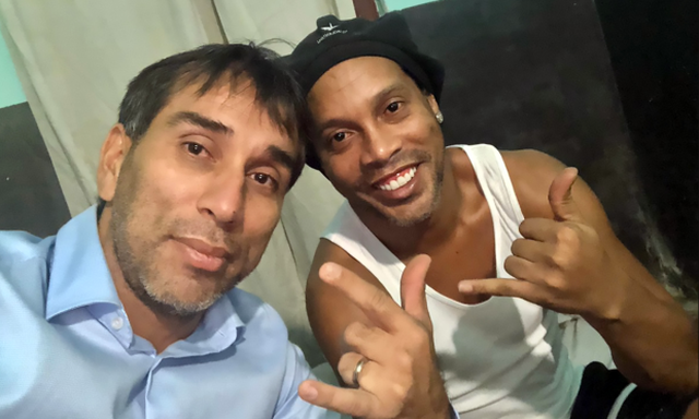 Ronaldinho phải làm nghề mộc, đón sinh nhật trong tù - 2 Ronaldinho phải làm nghề mộc, đón sinh nhật trong tù - 2