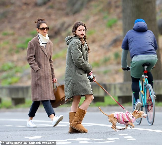 Katie Holmes cùng con gái dắt cún đi dạo - 2 Katie Holmes cùng con gái dắt cún đi dạo - 2