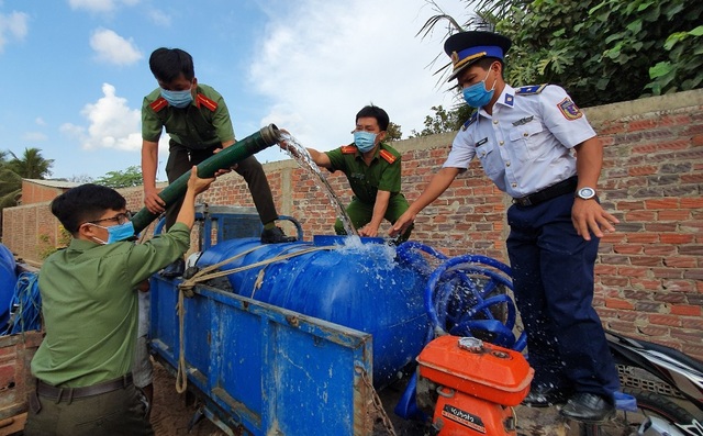 Dùng xe cứu hỏa chở nước “giải khát” cho người dân Bến Tre - 6