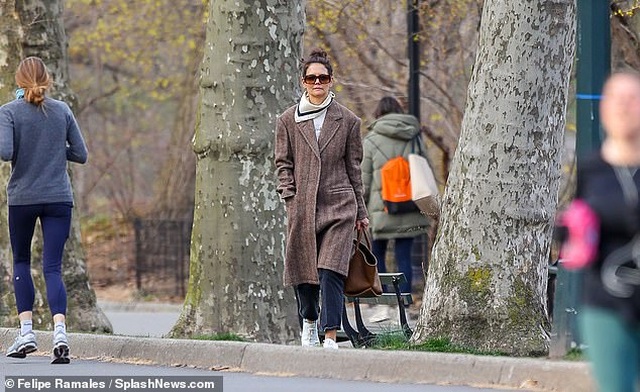 Katie Holmes cùng con gái dắt cún đi dạo - 5 Katie Holmes cùng con gái dắt cún đi dạo - 5