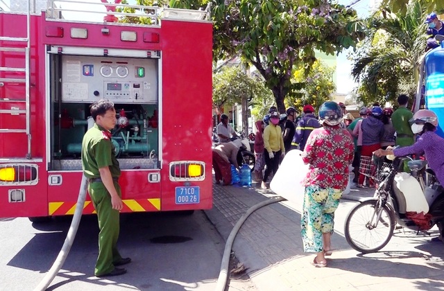 Dùng xe cứu hỏa chở nước “giải khát” cho người dân Bến Tre - 1