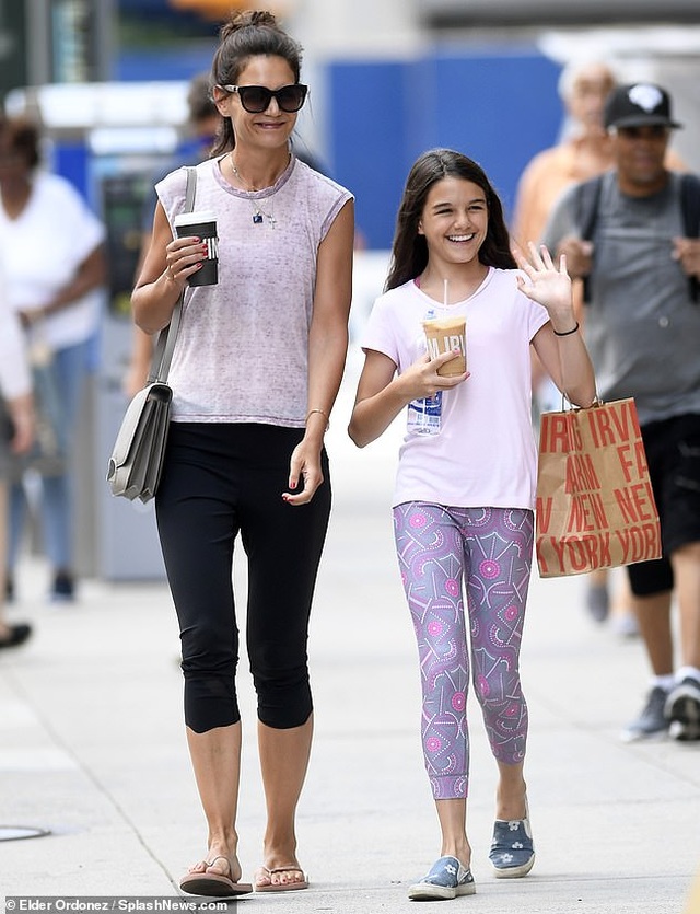 Katie Holmes cùng con gái dắt cún đi dạo - 8 Katie Holmes cùng con gái dắt cún đi dạo - 8