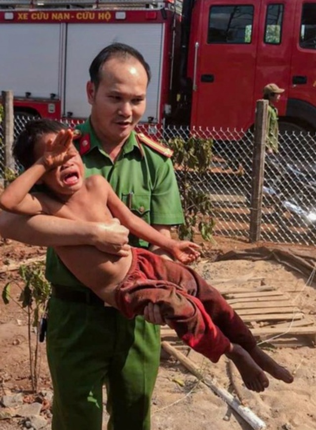 “Nín thở” cứu bé trai bị kẹt trong trụ điện suốt 5 tiếng đồng hồ - 3 “Nín thở” cứu bé trai bị kẹt trong trụ điện suốt 5 tiếng đồng hồ - 3