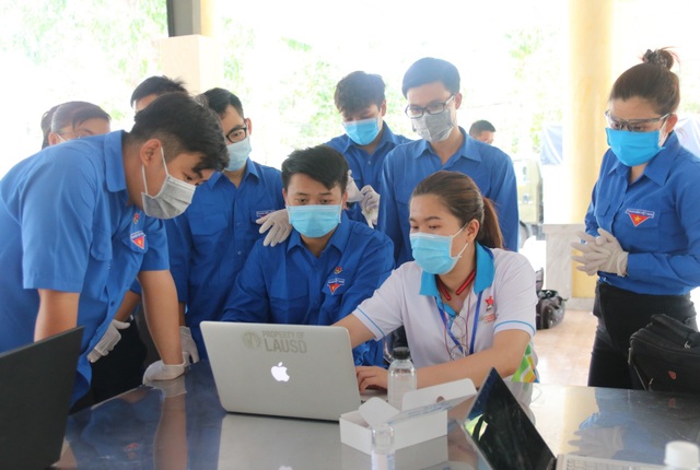 TPHCM: Đoàn viên thanh niên tham gia hỗ trợ khu cách ly dịch bệnh Covid-19 - 3 TPHCM: Đoàn viên thanh niên tham gia hỗ trợ khu cách ly dịch bệnh Covid-19 - 3