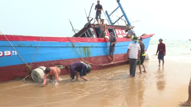 Quảng Ngãi: Tàu cá bị giăng lưới nơi cửa biển - 1 Quảng Ngãi: Tàu cá bị giăng lưới nơi cửa biển - 1