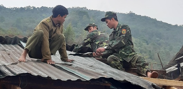 Mưa đá, lốc xoáy khiến hàng chục ngôi nhà hư hỏng - 15 Mưa đá, lốc xoáy khiến hàng chục ngôi nhà hư hỏng - 15