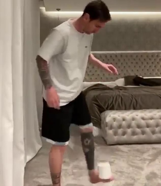Messi “làm xiếc” với cuộn giấy vệ sinh mùa dịch Covid-19 - 1 Messi “làm xiếc” với cuộn giấy vệ sinh mùa dịch Covid-19 - 1