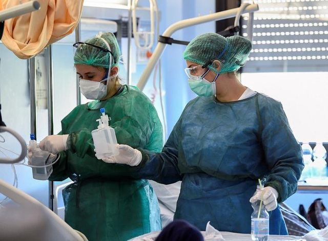 Bệnh viện quá tải, gần 2.700 nhân viên y tế Italia mắc Covid-19 - 2