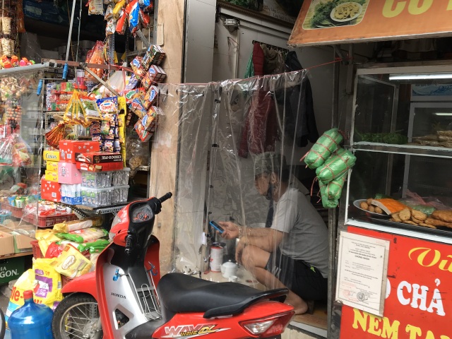 Người dân Hồng Mai dùng “chiêu độc” phòng Covid-19 sau lệnh cách ly - 13