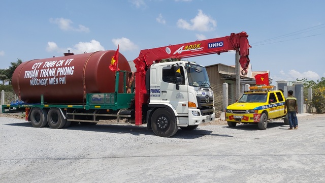 Xe cứu hộ chở nước ngọt miễn phí “giải khát” cho vùng hạn mặn - 4 Xe cứu hộ chở nước ngọt miễn phí “giải khát” cho vùng hạn mặn - 4