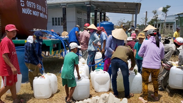 Xe cứu hộ chở nước ngọt miễn phí “giải khát” cho vùng hạn mặn - 1 Xe cứu hộ chở nước ngọt miễn phí “giải khát” cho vùng hạn mặn - 1