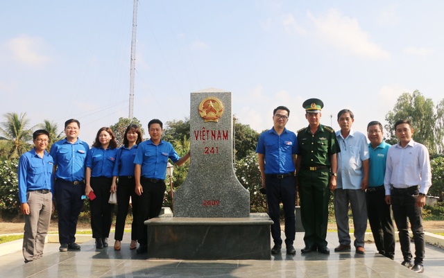 Xây dựng sân chơi, tặng hồ bơi cho trẻ em vùng biên giới - 1 Xây dựng sân chơi, tặng hồ bơi cho trẻ em vùng biên giới - 1