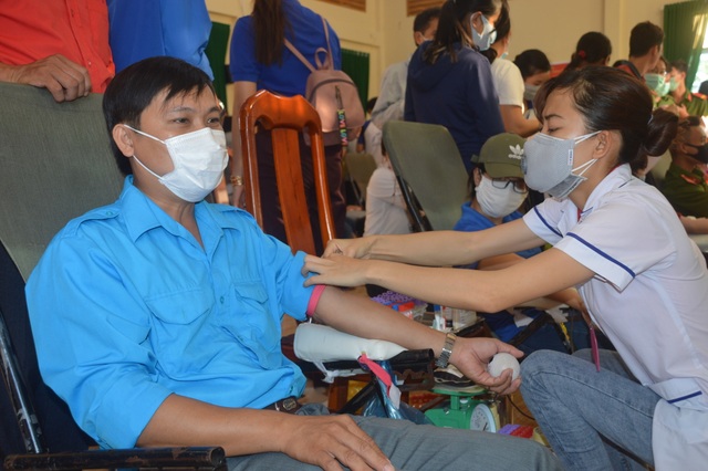 2 người trẻ hiến máu tình nguyện tiêu biểu ở miền cù lao sông nước - 1 2 người trẻ hiến máu tình nguyện tiêu biểu ở miền cù lao sông nước - 1