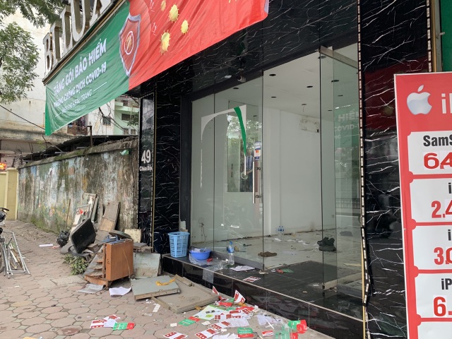 La liệt shop hàng đóng cửa, trả mặt bằng ở con phố sầm uất bậc nhất Hà Nội - 2 La liệt shop hàng đóng cửa, trả mặt bằng ở con phố sầm uất bậc nhất Hà Nội - 2
