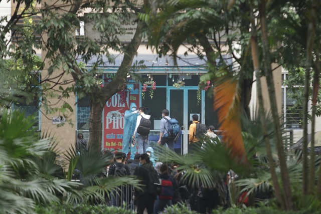 Hà Nội: Người thân tấp nập tiếp tế đồ vào khu cách ly Pháp Vân - Tứ Hiệp - 17