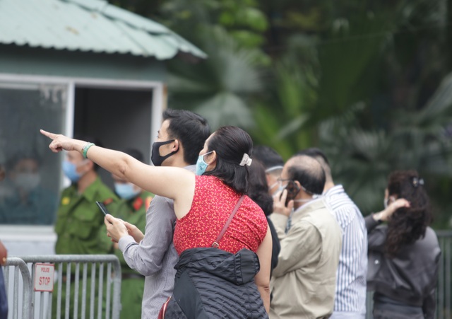 Hà Nội: Người thân tấp nập tiếp tế đồ vào khu cách ly Pháp Vân - Tứ Hiệp - 4