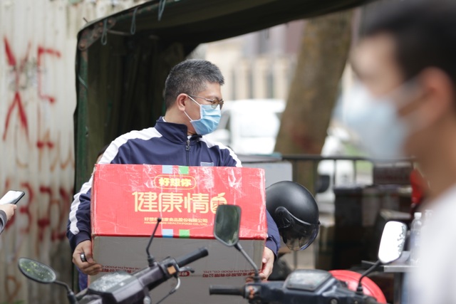 Hà Nội: Người thân tấp nập tiếp tế đồ vào khu cách ly Pháp Vân - Tứ Hiệp - 13