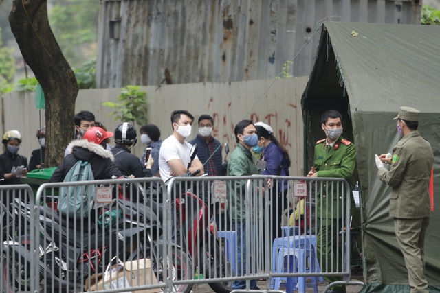 Hà Nội: Người thân tấp nập tiếp tế đồ vào khu cách ly Pháp Vân - Tứ Hiệp - 10