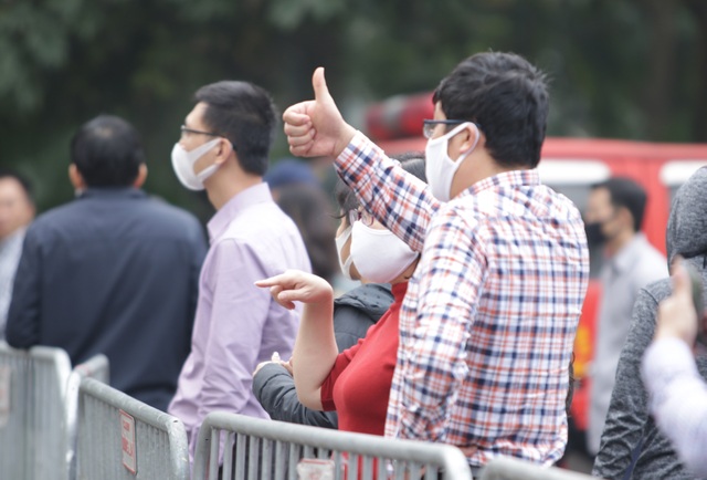 Hà Nội: Người thân tấp nập tiếp tế đồ vào khu cách ly Pháp Vân - Tứ Hiệp - 3