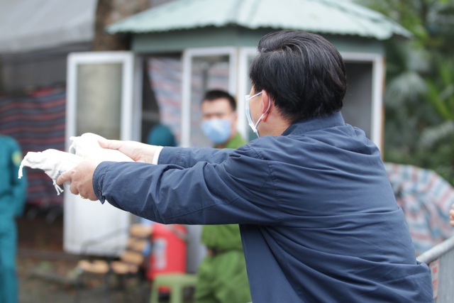 Hà Nội: Người thân tấp nập tiếp tế đồ vào khu cách ly Pháp Vân - Tứ Hiệp - 8