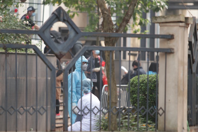 Hà Nội: Người thân tấp nập tiếp tế đồ vào khu cách ly Pháp Vân - Tứ Hiệp - 18