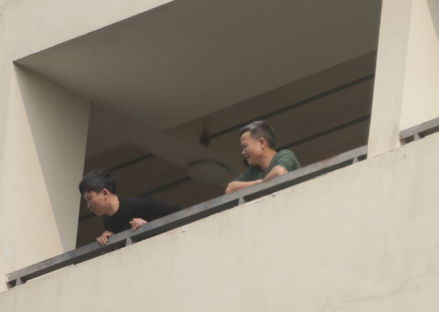 Hà Nội: Người thân tấp nập tiếp tế đồ vào khu cách ly Pháp Vân - Tứ Hiệp - 16