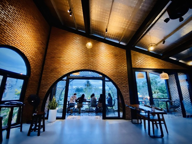 Ngôi nhà kết hợp quán cafe đẹp lạ nhờ nghệ thuật xếp gạch gây mê - 7 Ngôi nhà kết hợp quán cafe đẹp lạ nhờ nghệ thuật xếp gạch gây mê - 7