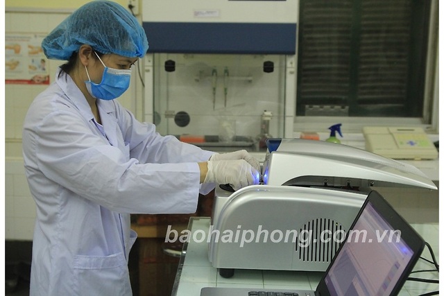 Vận hành máy tự động để xét nghiệm xác định Covid-19, cho kết quả nhanh - 1 Vận hành máy tự động để xét nghiệm xác định Covid-19, cho kết quả nhanh - 1