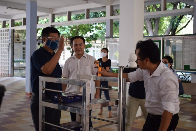 Giảng viên chế tạo robot vận chuyển trong khu cách ly phòng Covid- 19 - 1 Giảng viên chế tạo robot vận chuyển trong khu cách ly phòng Covid- 19 - 1