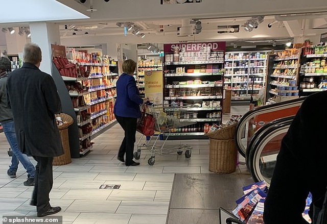Thủ tướng Đức đi mua sắm trong siêu thị giữa mùa dịch Covid-19 - 2