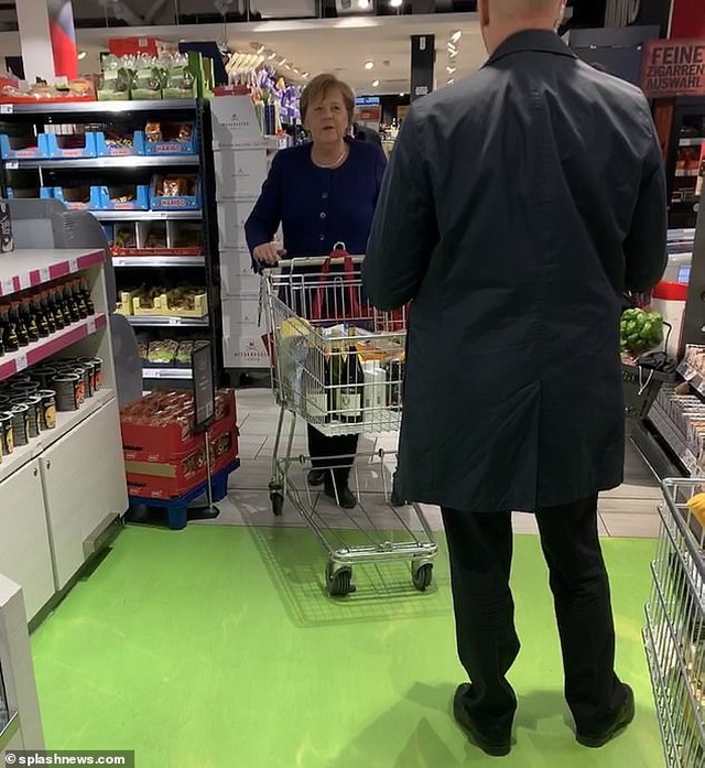 Thủ tướng Đức đi mua sắm trong siêu thị giữa mùa dịch Covid-19 - 1