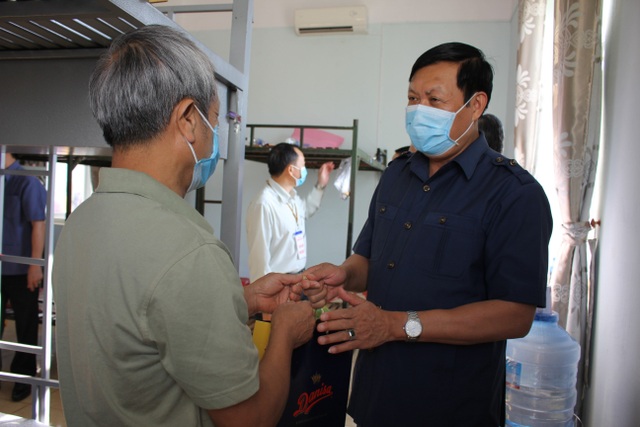 Đắk Lắk: Thứ trưởng Bộ Y tế thăm người dân trong khu cách ly - 1