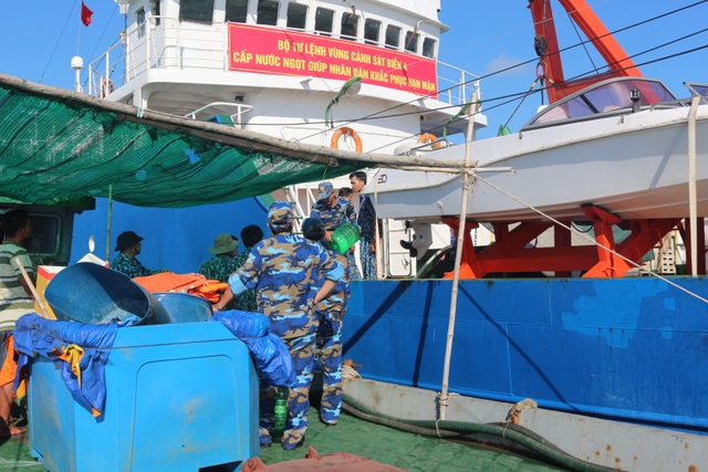 Cảnh sát biển mang nước ngọt hỗ trợ người dân đảo Hòn Chuối - 2 Cảnh sát biển mang nước ngọt hỗ trợ người dân đảo Hòn Chuối - 2